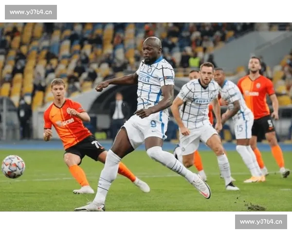 詹姆斯经典罚球线扣篮再现传奇瞬间带领球队逆袭全场的比赛回顾